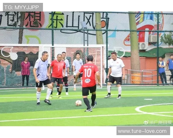 足球巨星街头挑战展现惊人球技引发热潮 足球巨星街头挑战展现惊人球技引发热潮