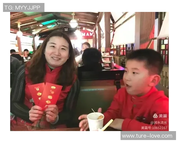 足球明星与儿子亲密互动温馨瞬间展现父子情深的美好时光 足球明星与儿子亲密互动温馨瞬间展现父子情深的美好时光