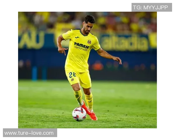 足球明星在绿茵场上背负对手奋力奔跑展现超凡实力与毅力 足球明星在绿茵场上背负对手奋力奔跑展现超凡实力与毅力