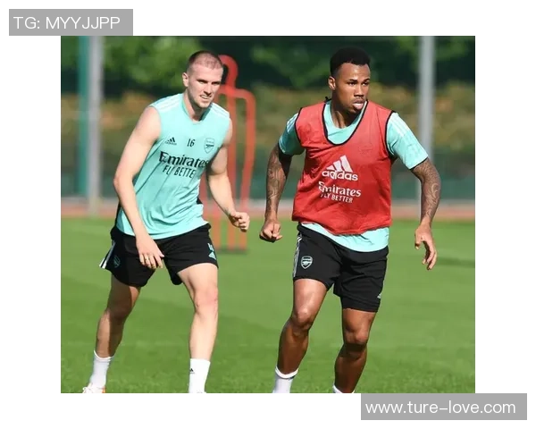 足球明星每周训练时间揭秘:他们是如何保持巅峰状态的 足球明星每周训练时间揭秘:他们是如何保持巅峰状态的